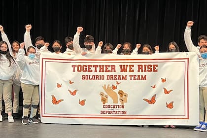 Los estudiantes recaudan fondos mediante la venta de ropa, artículos y comida en eventos escolares y comunitarios, además de recibir donaciones en línea