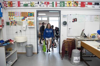 Regreso a clases de unos alumnos en Thun, Suiza, el 11 de mayo