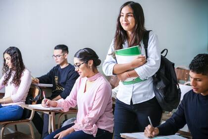 Los estudiantes universitarios latinos están muy preocupados por las oportunidades de becas, la alfabetización financiera y el pago de su educación