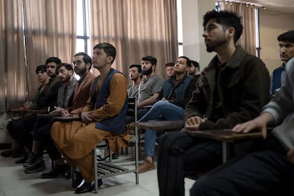 Los estudiantes varones volvieron a sus clases el lunes tras la reapertura de las universidades afganas después de las vacaciones de invierno, pero las autoridades talibanes siguen prohibiendo el acceso a las mujeres.