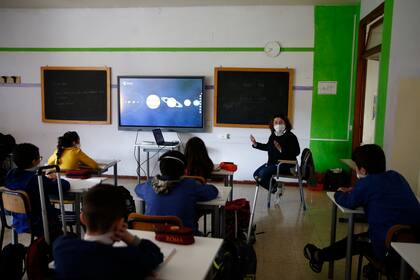 Los estudiantes volvieron a clase presencial durante la segunda cuarentena, como en esta escuela de Roma
