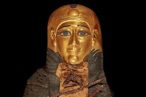 La momia que fue enterrada con un “corazón de oro” hace 2300 años y que desconcierta a los arqueólogos