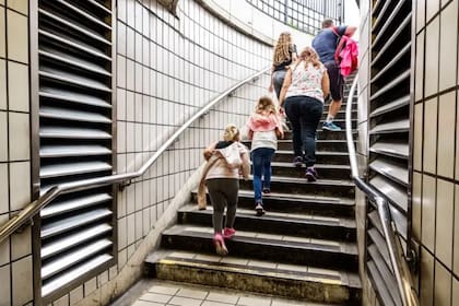 Los estudios sugieren que subir más de cinco tramos de escaleras al día se asocia con un menor riesgo de enfermedad cardiovascular