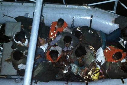 Los etíopes judíos eran llevados a una playa en un bote de goma durante una hora y media, y allí cambiaban a un barco para hacer la travesía a Israel.