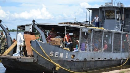Los evacuados de Alberdi llegan en una barcaza al puerto de Formosa