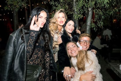 Los ex Casi Ángeles, juntos: Emilia Attias, Mery del Cerro, Lali Espósito, Gastón Dalmau y Rochi Igarzábal. "Noche de mucho mucho amor. Se casó mi amiga del alma. Reencuentros, abrazos y risas", expresó Dalmau en su cuenta de Instagram