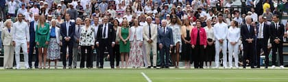 Los ex ganadores de Wimbledon posan para una foto histórica durante la ceremonia del centenario del court central.