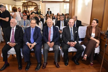 Los excamaristas Ricardo Gil Lavedra, Carlos Arslanian, Guillermo Ledesma y Jorge Valerga Aráoz, y Ana D'Alessio, hija del excamarista Andrés D'Alessio