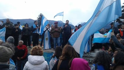Los excombatientes de Malvinas izaron una nueva bandera tras la quema de los manifestantes