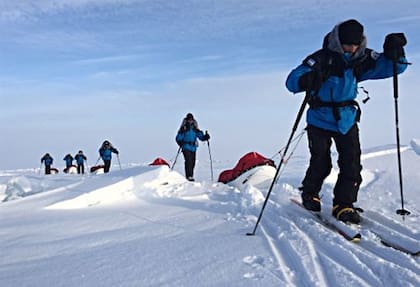 Los expedicionarios argentinos en plena travesía por el Ártico