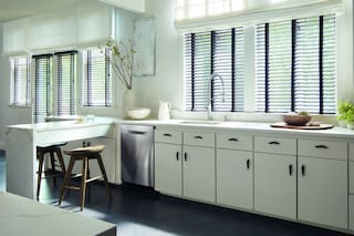 Los expertos aconsejan bajar las persianas y cerrar las cortinas en casa a las 17.30