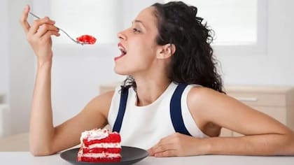 Los expertos aconsejan evitar los aperitivos ultraprocesados, tales como pasteles, galletas y productos de repostería. Este tipo de alimentos favorece la rápida acumulación de grasa abdominal