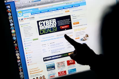 Los expertos aconsejan tener en cuenta ciertos consejos para evitar fraudes o estafas en el Cyber Monday (Foto AP/Paul Sakuma, archivo)