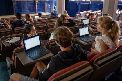 Los expertos alertan sobre una alta prevalencia de distracciones en las aulas suecas por el uso intensivo de dispositivos digitales.