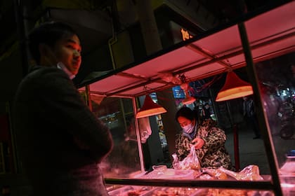 Los expertos chinos señalaron inicialmente al mercado de Wuhan como el origen del coronavirus