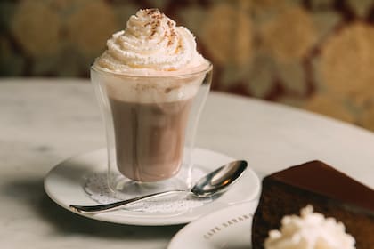 Los expertos consideran que el chocolate amargo es uno de los mejores tipos de chocolate para el café