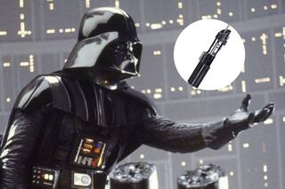 Pagan US$3.6 millones por el sable de luz original de Darth Vader