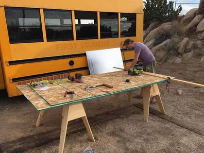Los expertos en bricolaje Gregoire Thoby, de 33 años y Fabrice Delaure, de 52, remodelaron un autobús escolar para que sea su vivienda mientras recorren las carreteras en California