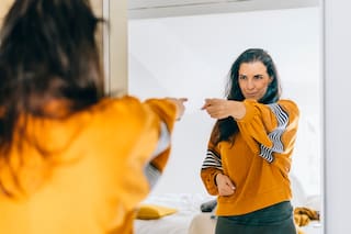 Lo que dice la psicología de las personas que hablan solas