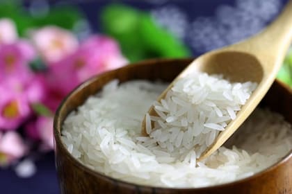 Los expertos en tecnología desaconsejan sumergir el iPhone en un envase con arroz si el celular se moja