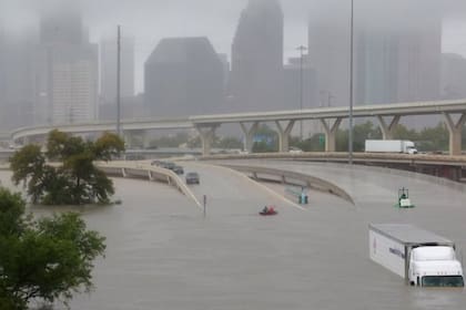 Los expertos enfatizan que vivir fuera de una zona de peligro designada por el gobierno no garantiza protección, ya que estos eventos rápidos superan fácilmente la infraestructura de drenaje actual