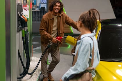 Los expertos estiman que los consumidores podrán pagar precios de gasolina en Florida cada vez más bajos