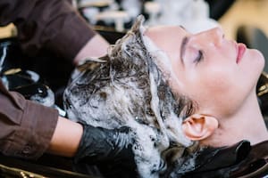 Los expertos indican cuáles es la forma correcta de lavar el cabello (Foto Pexels)