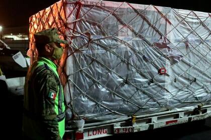 Los expertos reclaman que países como Estados Unidos envíen más vacunas a los menos desarrollados.