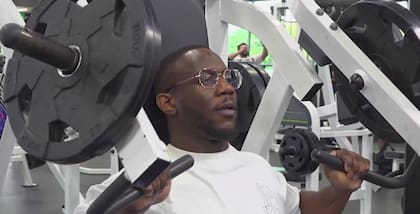 Los expertos recomiendan beber agua antes, durante y después de la actividad física