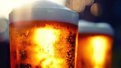 Los expertos recomiendan beber con moderación, y consumir bastante agua si se está tomando alcohol de alta graduación.