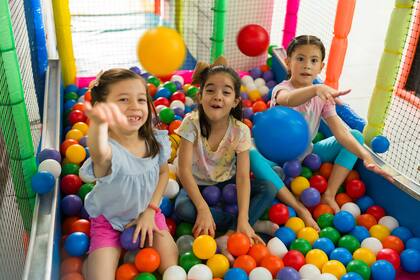 Los expertos recomiendan buscar alternativas saludables e igual de atractivas para que coman los niños durante los cumpleaños