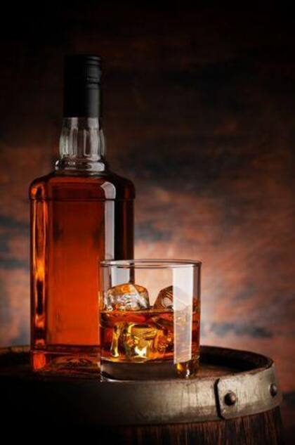 Los expertos recomiendan comprar las bebidas alcohólicas en almacenes de cadena y revisar muy bien las etiquetas (Foto: iStock)