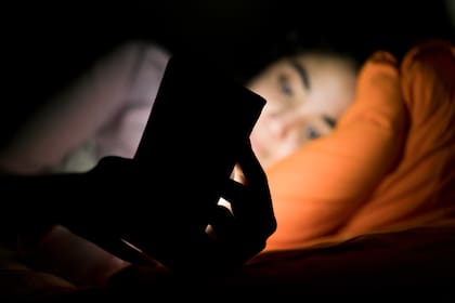 Los expertos recomiendan evitar el uso de pantallas dos horas antes de dormir