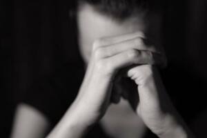 Los expertos recomiendan hacer preguntas básicas y concretas a la personas con ansiedad o ataques de pánico para sacarles de su espiral de pensamientos negativos