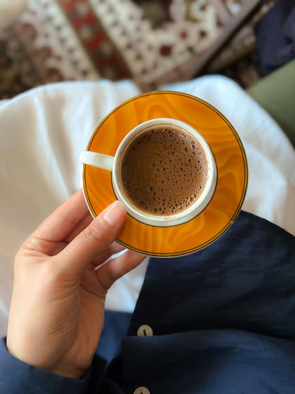 Los expertos recomiendan hasta un límite de dos tazas por día de café, un exceso puede ser contraproducente para el cuerpo y la mente (Pexels/Afitab)