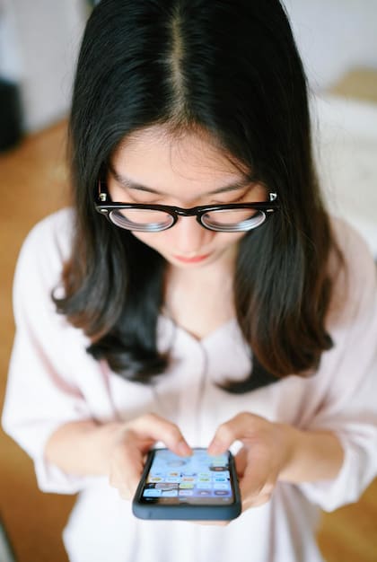 Los expertos recomiendan limitar el uso de las pantallas (Foto: Grok)