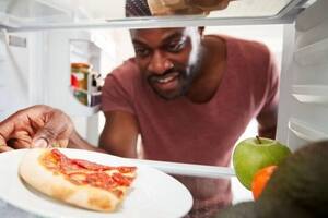 Los expertos recomiendan no consumir alimentos fritos, cafeína o alcohol tres horas antes de dormir