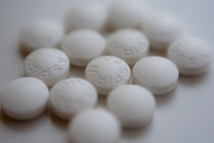 Los expertos recomiendan no tomar aspirinas en forma preventiva antes de la vacunación o para evitar efectos adversos, a menos que estos aparezcan. 