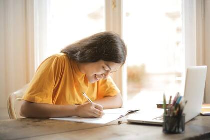 Los expertos señalan cuáles son los hábitos que aplicar para mejor el proceso de estudio (Foto de carácter ilustrativo: Pexels)