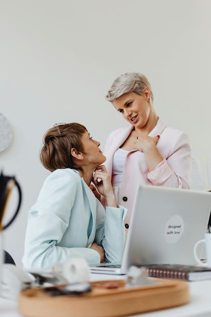 Los expertos señalan que la razón de estos noviazgos se debe al excesivo tiempo compartido y a los proyectos profesionales en común