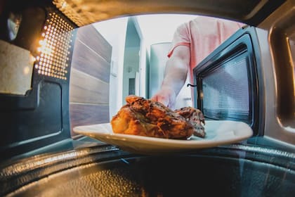 Los expertos sugieren que lo ideal es distribuir la comida en el plato formando un anillo