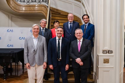 Los expositores de la conferencia "La lucha contra la corrupción en la Argentina y el mundo", en la Escuela de Gobierno de la Universidad Austral