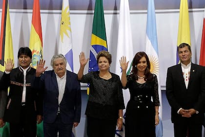 Los expresidentes Evo Morales (Bolivia), José Mujica (Uruguay), Dilma Rousseff (Brasil), Cristina Kirchner (Argentina) y Rafael Correa (Ecuador), en un encuentro del Mercosur, en 2012 (Archivo)