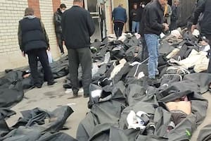 El impactante video que muestra decenas de cuerpos amontonados en una morgue en Irán tras la represión