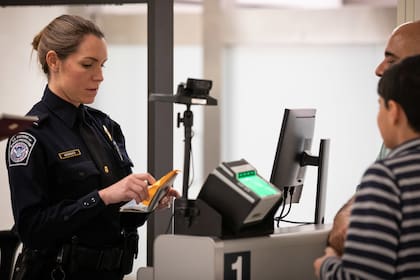 Los extranjeros con advance parole siguen sujetos al proceso de inspección de la Oficina de Aduanas y Protección Fronteriza