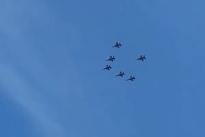 Seis F-16 hicieron un vuelo rasante sobre el Obelisco, la Casa Rosada y Costanera