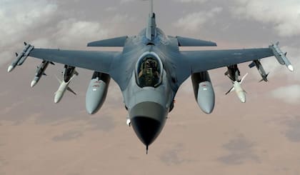 Los F-16 son cazas muy sofisticados cuyo manejo requiere una larga formación