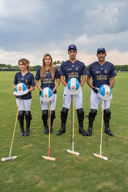 Los fab four. La semana pasada, los Cambiaso jugaron su primer partido oficial como familia en Estados Unidos. Fue en el US National Mixed Doubles Polo Championship.