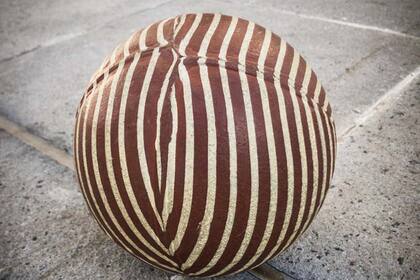 Los fabricantes hacían sopapas y cueritos hasta que llegó la pelota bicolor