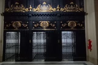 Nació antes que la Argentina, es el centro del poder financiero y ahora está obligada a cambiar